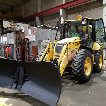 Экскаватор-погрузчик Komatsu WB93S-5E0, 2011